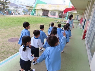 幼稚園探検をしている子どもたちの写真