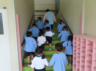 幼稚園探検をしている子どもたちの写真3