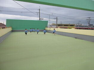 幼稚園探検をしている子どもたちの写真4