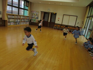 遊戯室で遊んでいる子どもたちの写真