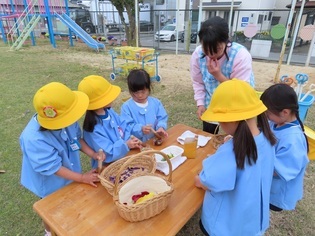 外で遊んでいる子どもたちの写真