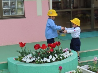 外で遊んでいる子どもたちの写真3