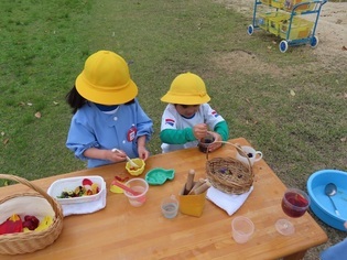 外で遊んでいる子どもたちの写真2