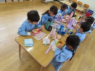 弁当を食べている子どもたちの写真
