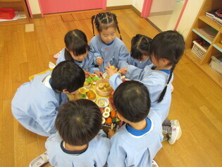 遊んでいる子どもたちの写真