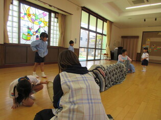 こいのぼりをくぐっている子どもたちの写真2