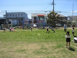 こいのぼりと走っている子どもたちの写真