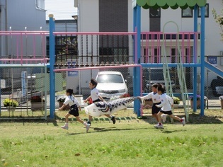 こいのぼりと走っている子どもたちの写真2