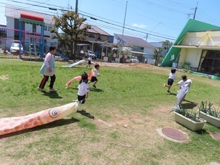 こいのぼりと走っている子どもたちの写真3