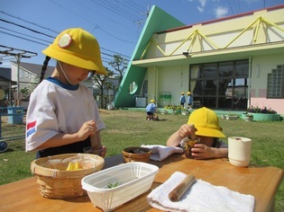色水を作っている子どもたちの写真