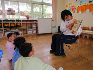 絵本を見ている子どもたちの写真