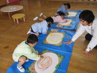 スパゲティを描いている子どもたちの写真