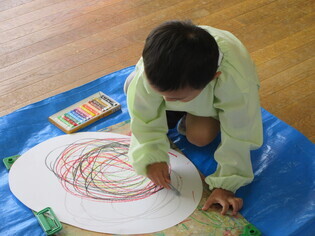 スパゲティを描いている子どもの写真