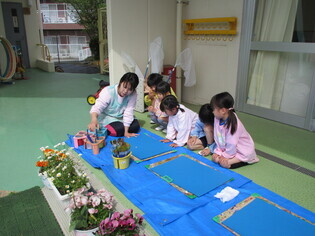 花を見ている子どもたちの写真