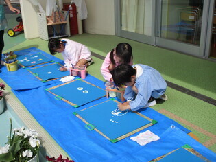 花を描いている子どもたちの写真