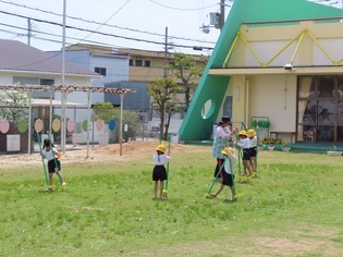 竹馬にチャレンジしている子どもたちの写真