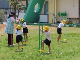 竹馬にチャレンジしている子どもたちの写真2