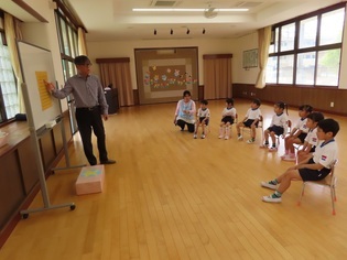 囲碁で遊んでいる子どもたちの写真