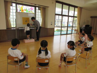 囲碁で遊んでいる子どもたちの写真