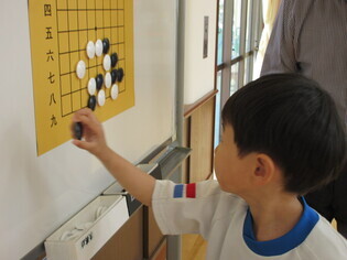 囲碁で遊んでいる子どもたちの写真