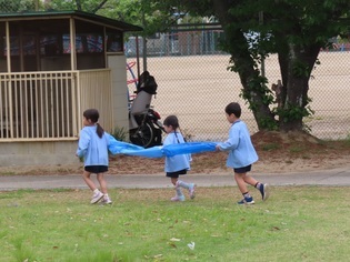 こいのぼりを作っている子どもたちの写真