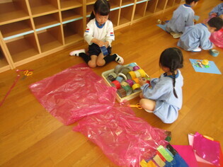 こいのぼりを作っている子どもたちの写真