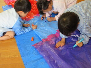 こいのぼりを作っている子どもたちの写真