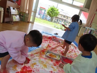 こいのぼりを作っている子どもたちの写真