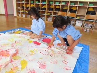 こいのぼりを作っている子どもたちの写真