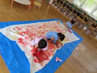 こいのぼりを作っている子どもたちの写真