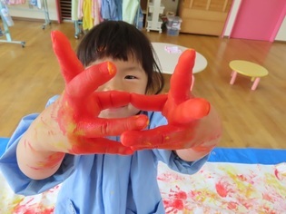 こいのぼりを作っている子どもたちの写真
