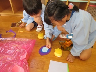 こいのぼりを作っている子どもたちの写真