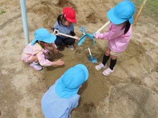 山を作っている子どもたちの写真