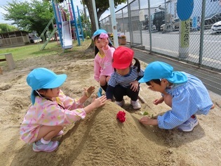 山に飾り付けている子どもたちの写真