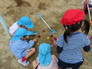 山に飾り付けている子どもたちの写真