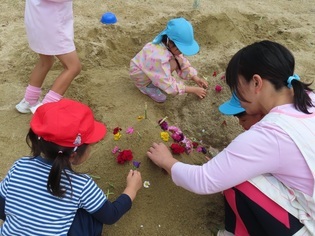 山に飾り付けている子どもたちの写真