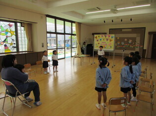 4月誕生会に参加している子どもたちの写真
