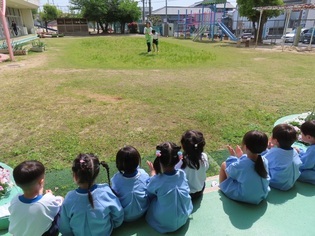 4月誕生会に参加している子どもたちの写真