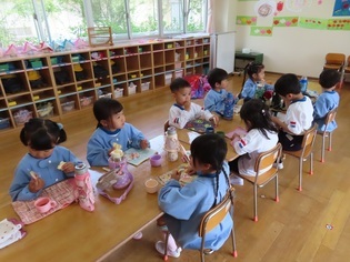 誕生会のおやつを食べている子どもたちの写真