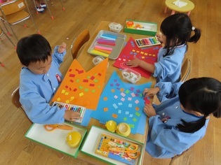 こいのぼりを作っている子どもたちの写真