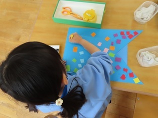 こいのぼりを作っている子どもたちの写真