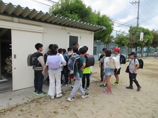 体育倉庫前写真