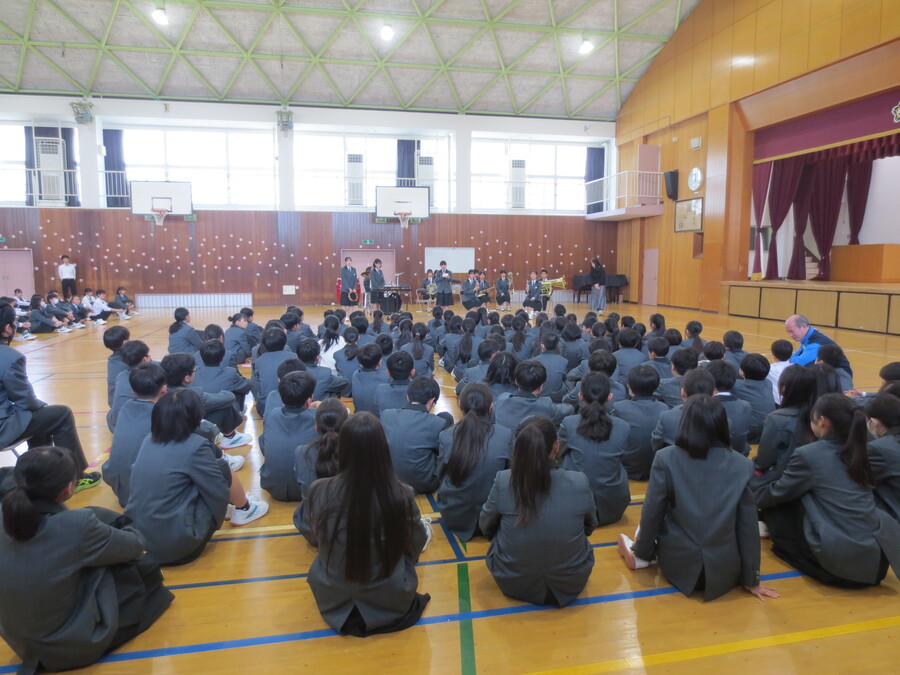 吹奏楽部演奏を聴く