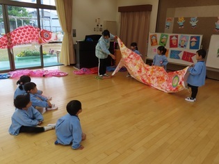こどもの日のつどいに参加している子どもたちの写真