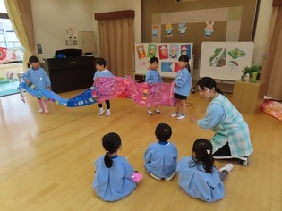 こどもの日のつどいに参加している子どもたちの写真