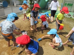 土山で遊んでいる子どもたちの写真