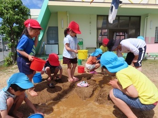 土山で遊んでいる子どもたちの写真