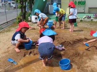 土山で遊んでいる子どもたちの写真