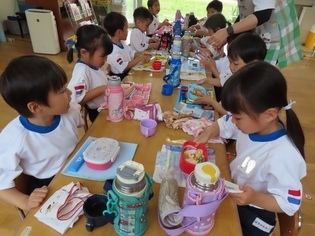 弁当を食べている子どもたちの写真