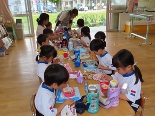 弁当を食べている子どもたちの写真